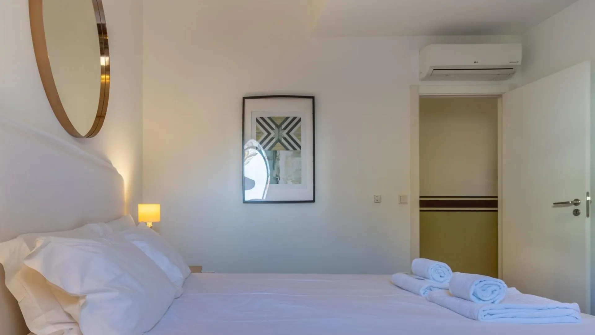 King Bed Suite, Loft With 3Wc, Ac & Self-Check-In. Лиссабон