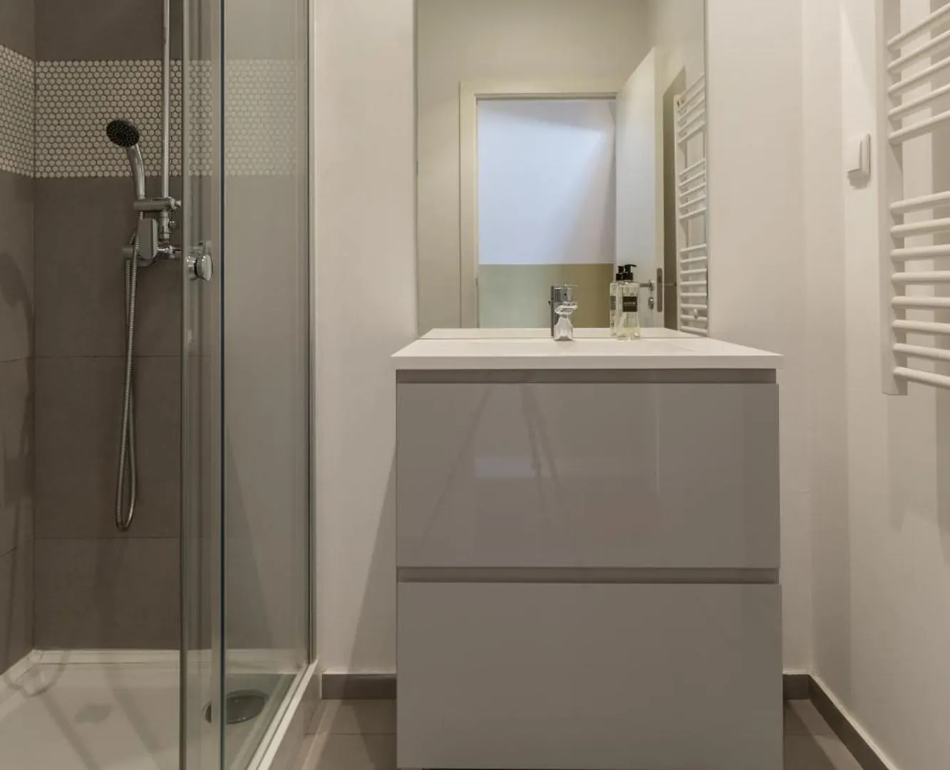 King Bed Suite, Loft With 3Wc, Ac & Self-Check-In. Лиссабон Апартаменты