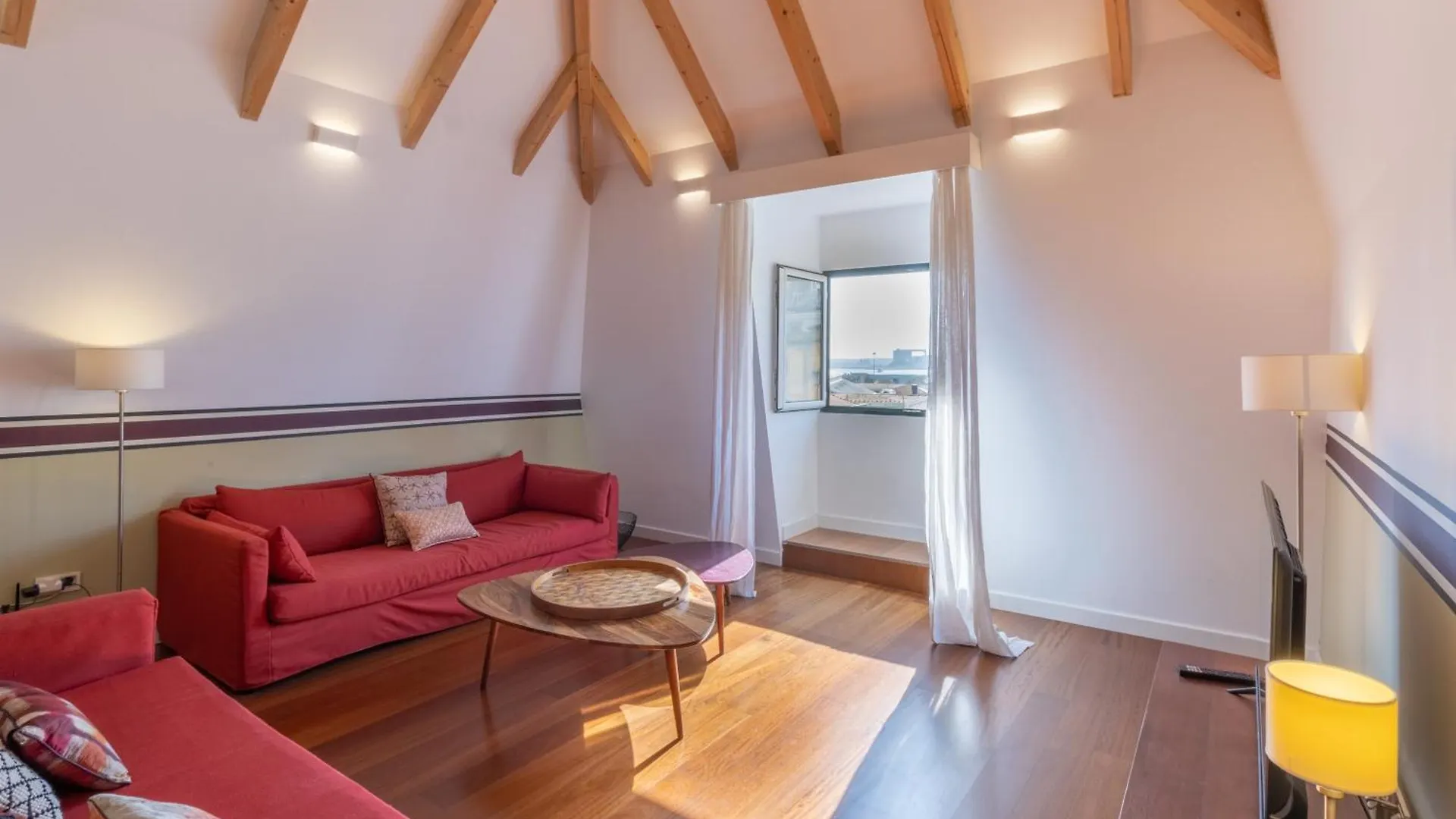 King Bed Suite, Loft With 3Wc, Ac & Self-Check-In. Лиссабон 0*,  Португалия