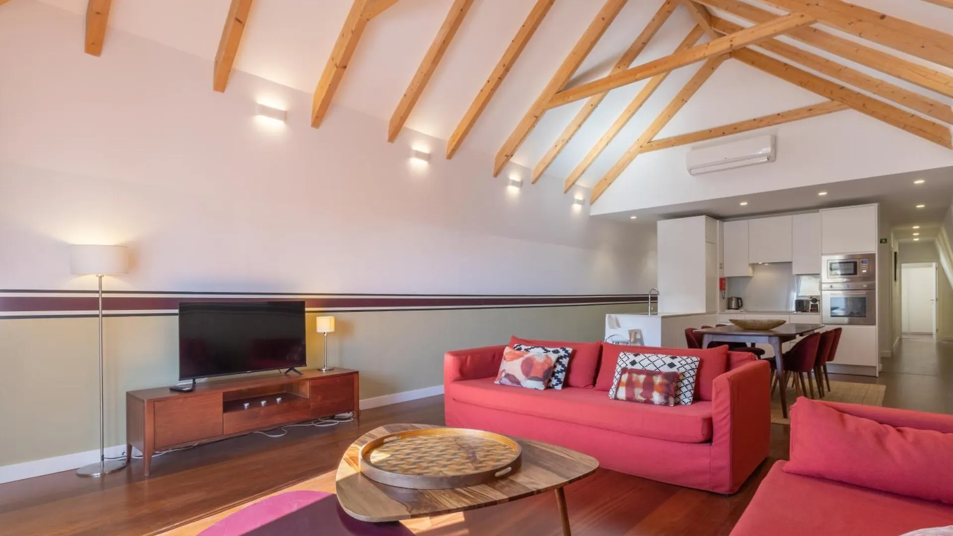 King Bed Suite, Loft With 3Wc, Ac & Self-Check-In. Лиссабон Апартаменты